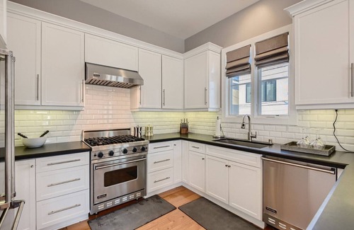 Corona del Mar Condominio | Designer Condo 2 Blocks to Beach w Private Hot Tub