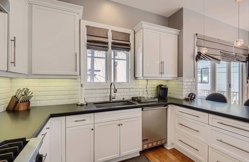 Corona del Mar Condominio | Designer Condo 2 Blocks to Beach w Private Hot Tub