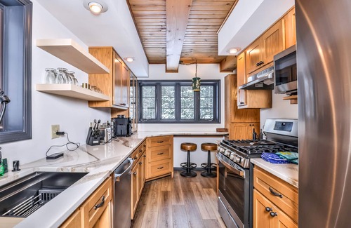 Lac du Flambeau Casa | Designer cottage on Statenaker Lake with dock access, trails, & Norwegian Sauna