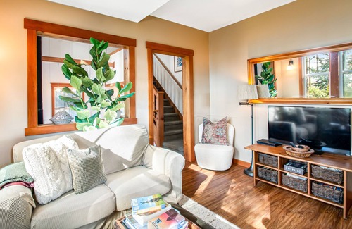Eastsound Casa | Designer cottage with bay views & washer/dryer - walk to village hot spots