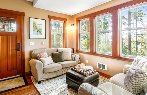Eastsound Casa | Designer cottage with bay views & washer/dryer - walk to village hot spots