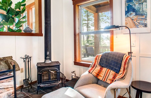 Eastsound Casa | Designer cottage with bay views & washer/dryer - walk to village hot spots