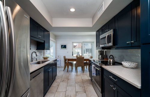 Spinnaker Beachhouses Casa | DESIGNER DECORATED 3 BR Spinnaker! Walk to beach & club! Amenity Cards! Dog Friendly!