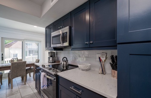 Spinnaker Beachhouses Casa | DESIGNER DECORATED 3 BR Spinnaker! Walk to beach & club! Amenity Cards! Dog Friendly!
