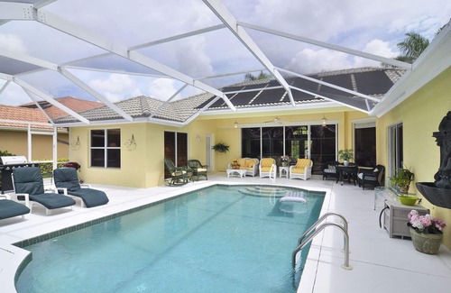 Central Naples Casa | TARIFA ESPECIAL OCTUBRE 26-DIC 14!-Diseñador amueblado Lakefront Home en Briarwood-