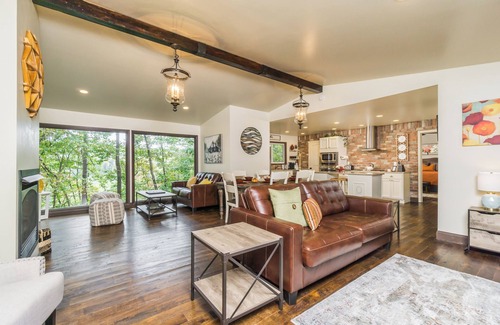 Dahlonega Casa | Designer Getaway - Hot Tub/ 4 Minutes to Dahlonega/2-Bedrooms/Dog Friendly!