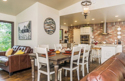 Dahlonega Casa | Designer Getaway - Hot Tub/ 4 Minutes to Dahlonega/2-Bedrooms/Dog Friendly!
