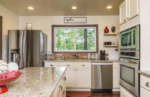 Dahlonega Casa | Designer Getaway - Hot Tub/ 4 Minutes to Dahlonega/2-Bedrooms/Dog Friendly!