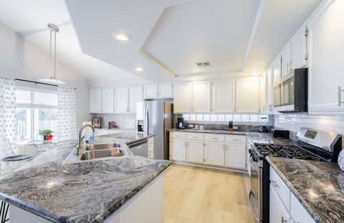 Green Valley North Casa | Designer home-6 miles to the Las Vegas Strip!