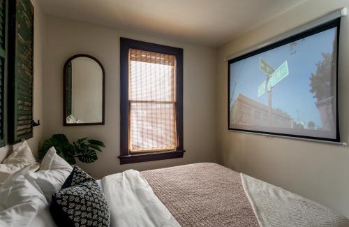 Hudson Casa | Designer Home, Hot Tub, Private Yard, & Projector