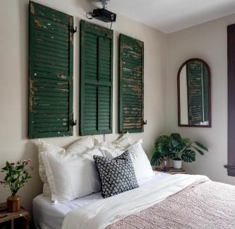 Hudson Casa | Designer Home, Hot Tub, Private Yard, & Projector