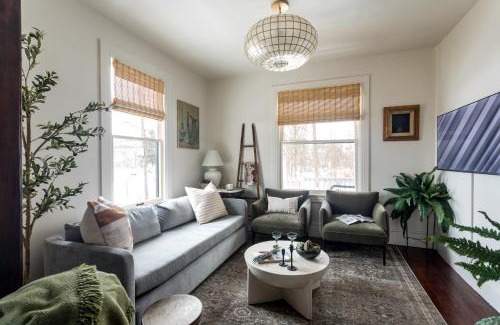 Hudson Casa | Designer Home, Hot Tub, Private Yard, & Projector