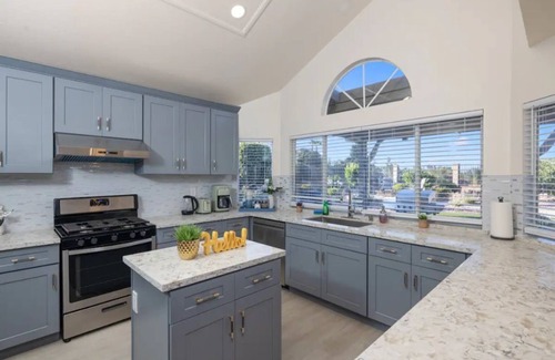 Rowland Heights Casa | Designer Home｜Near Disney｜Views & BBQ｜More in LA