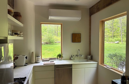 Patterson Casa | Designer home on a stream with AC and WiFi in Patterson