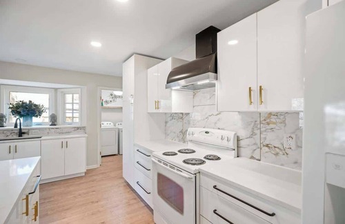 Lenexa Villa | Designer Luxury 4bed/4ba w/ Pool