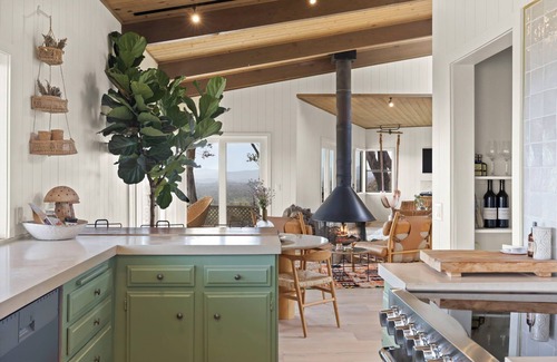 Ojai Casa | Designer Mid-Century House with 10 Acres of Nature with Stunning Views