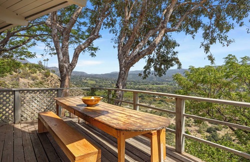 Ojai Casa | Designer Mid-Century House with 10 Acres of Nature with Stunning Views