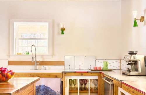 Roxbury Otro | Designer Mountain Farmhouse ~ Hot Tub ~ Sunset Porch ~ Chef's Kitchen ~ Firepit