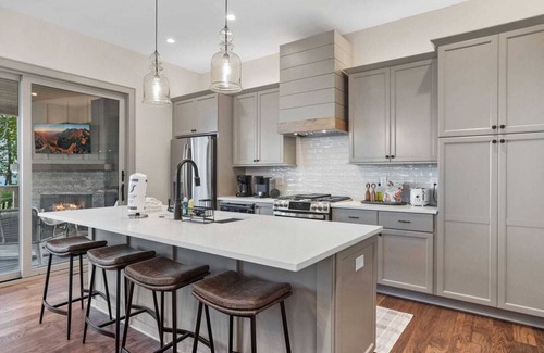 Lenoir Cabina | Designer Mountain Home in Upscale Community