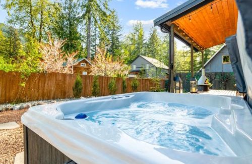 Paradise Estates Casa | Designer Mt Rainier Stay Hot Tub Fire Pit