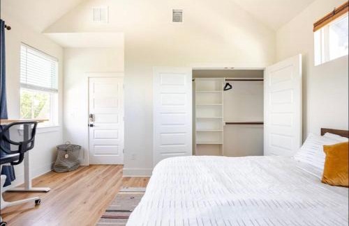 St. Johns Casa | Designer NEW 10min dt Pet friendly 7min Park-Room A