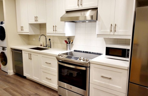 Roncesvalles Village Casa | Designer-renovated 1 bedroom in Roncesvalles Village