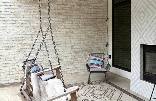 Waxahachie Casa | Designer Retreat Pool,Fire Pit,Events,Sleeps 18