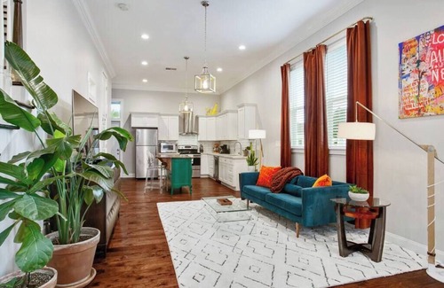 Milan Casa | Designer's Dream! 3 bed/2.5 bath