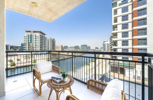 Al Raha Beach Apartamento | Designer's Finishing - Rooftop Pools - Modern Oasis - Family Heaven - Full Canal Views - Sunset Raha Views - 2 min walk from Space42 Arena