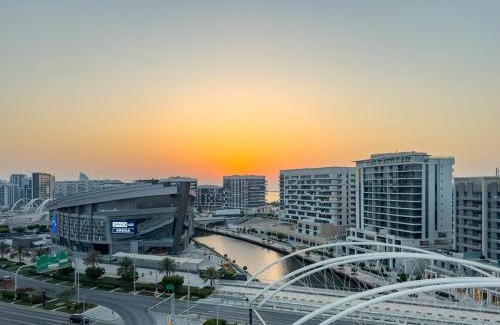 Al Raha Beach Apartamento | Designer's Finishing - Rooftop Pools - Modern Oasis - Family Heaven - Full Canal Views - Sunset Raha Views - 2 min walk from Space42 Arena