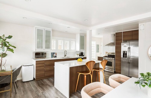 North Admiral Casa | Designer's loft w Spectacular city views, fireplace, Home Theater & outdoor BBQ