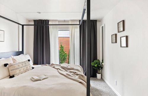 North Admiral Casa | Designer's loft w Spectacular city views, fireplace, Home Theater & outdoor BBQ