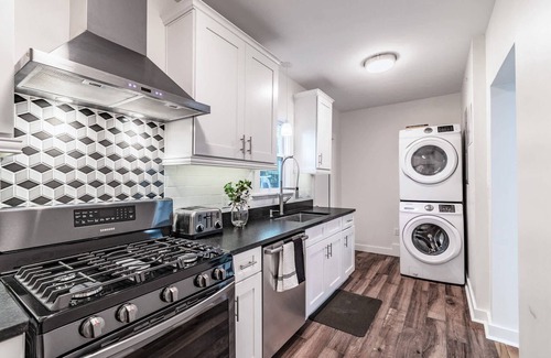 Historic Old Northeast Apartamento | Designer Sun Filled Condo - Walk to Town