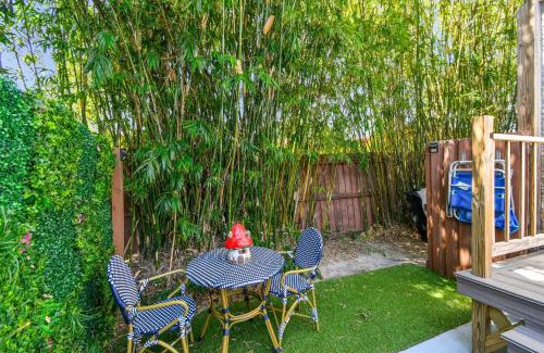Crescent Lake Apartamento | Designer Sun Filled Condo - Walk to Town