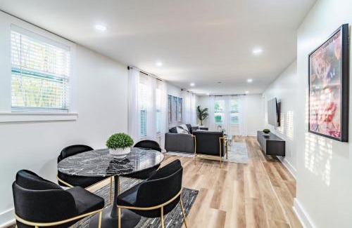 Crescent Lake Apartamento | Designer Sun Filled Condo - Walk to Town