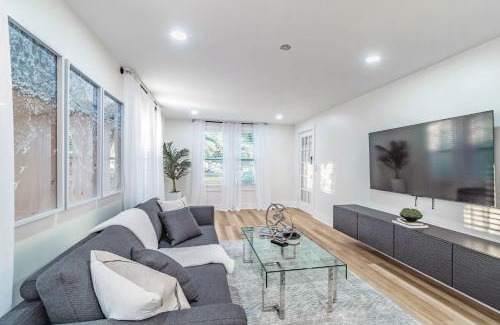 Crescent Lake Apartamento | Designer Sun Filled Condo - Walk to Town