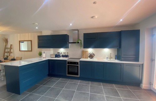 Hull Casa | Designer Townhouse with Hot Tub, Balcony and Bronze Sculptures