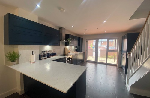 Hull Casa | Designer Townhouse with Hot Tub, Balcony and Bronze Sculptures