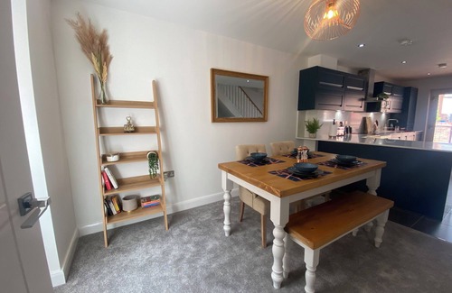 Hull Casa | Designer Townhouse with Hot Tub, Balcony and Bronze Sculptures