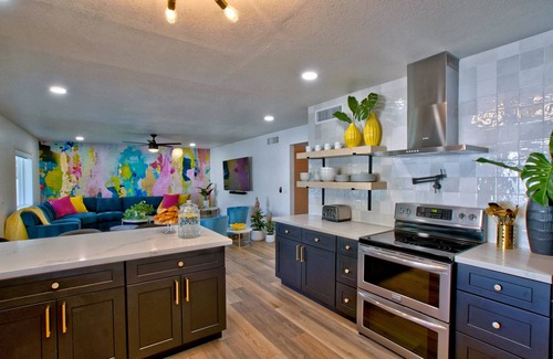 Paradise Valley Village Casa | Designer Vibe & w/ Spa Tub & Heated Pool