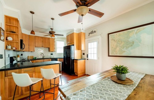 Savannah Victorian District Apartamento | Designer Victorian Apartment Close to Forsyth, Nightlife by Lucky Savannah