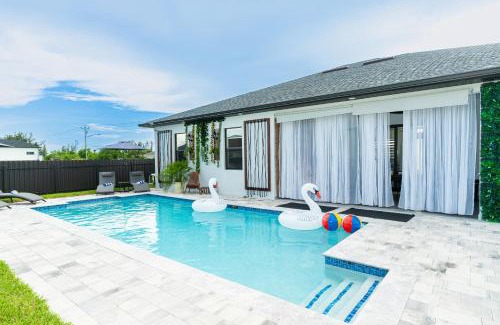 Mariner Casa | Designer Villa with Heated Pool, BBQ, Firepit, Ideal for Families & Groups