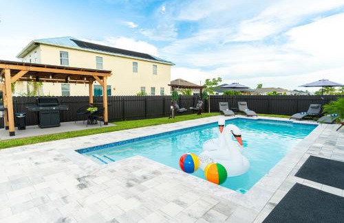 Mariner Casa | Designer Villa with Heated Pool, BBQ, Firepit, Ideal for Families & Groups