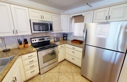 Holiday Isle Condominio | Destin On The Gulf 406 2 Bedroom Condo by RedAwning