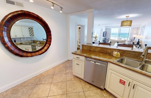 Holiday Isle Condominio | Destin On The Gulf 406 2 Bedroom Condo by RedAwning
