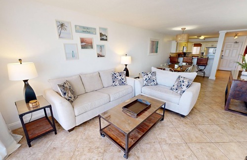 Holiday Isle Condominio | Destin On The Gulf 406 2 Bedroom Condo by RedAwning