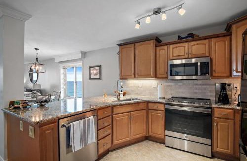 Holiday Isle Casa | Destin on the Gulf 707 is a 2 bed 2 bath beachfront condo