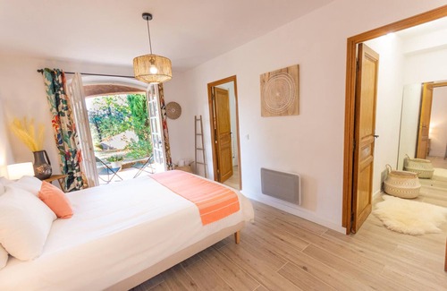 Aups Otro | Detached 200m2, 5 bedroom Mas, heated pool 15 x 5m, air con, 5000m2 gardens