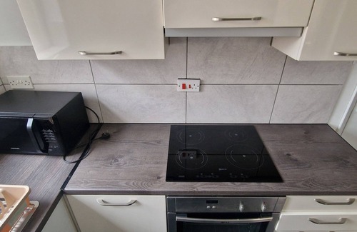 Leicester Casa | Detached 3 Bedroom House in Leicester with Private Parking & Garden
