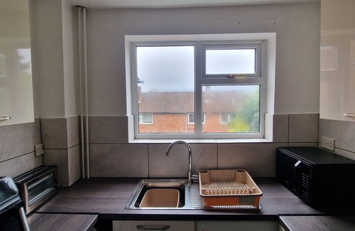 Leicester Casa | Detached 3 Bedroom House in Leicester with Private Parking & Garden